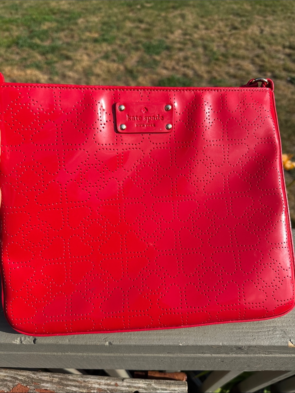 kate spade red patent heart-perforated crossbody bag - Picture 5 of 10